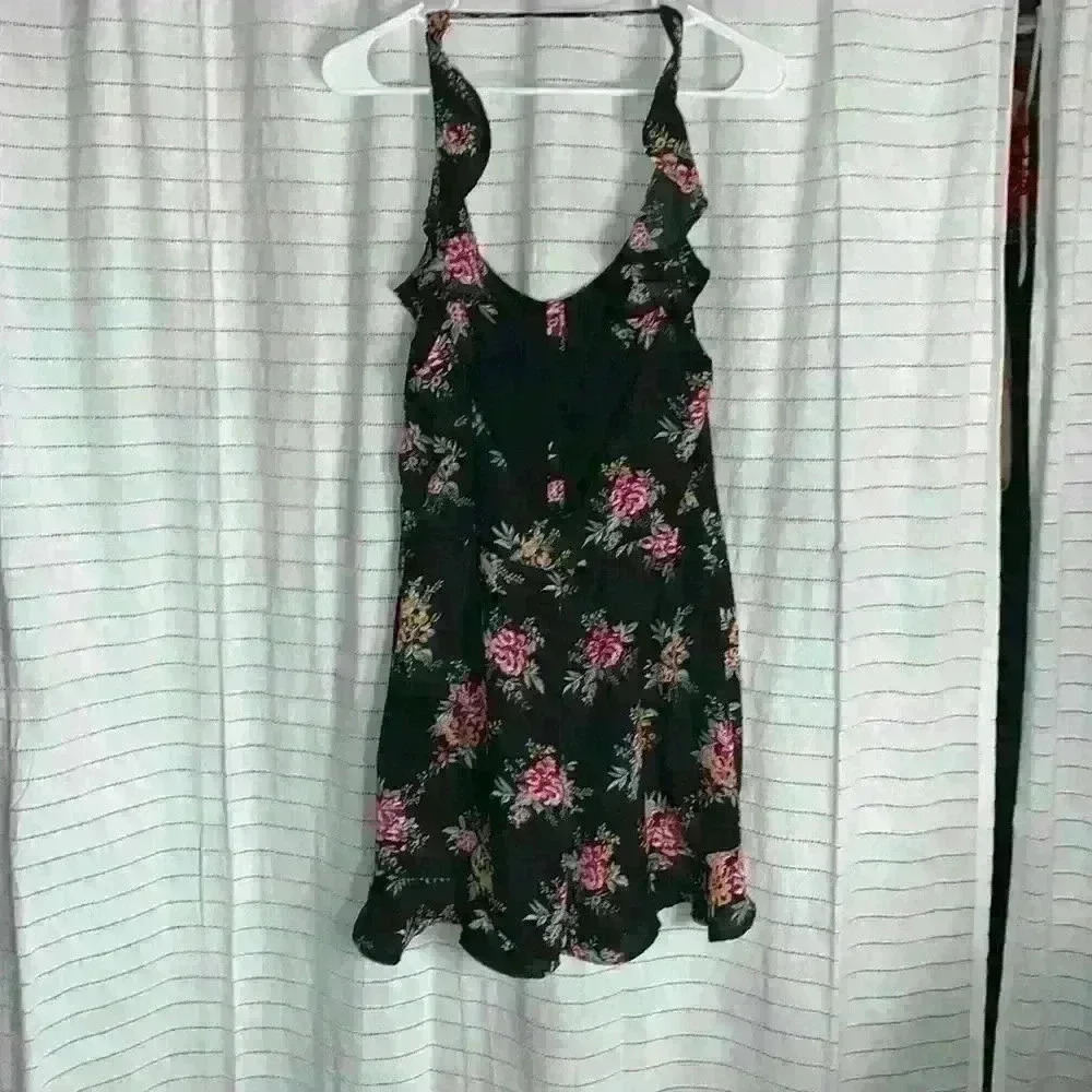 Woman’s floral romper - Picture 2 of 5